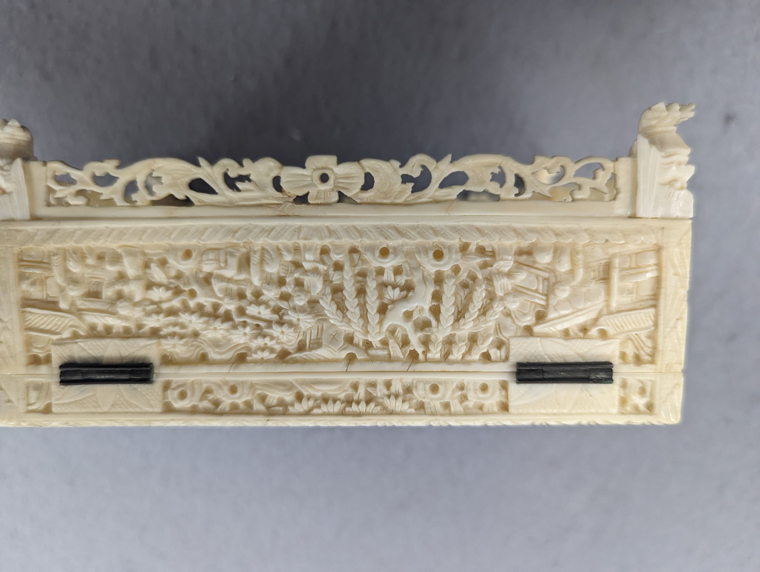 An early 20th century Cantonese carved ivory box, 12cm